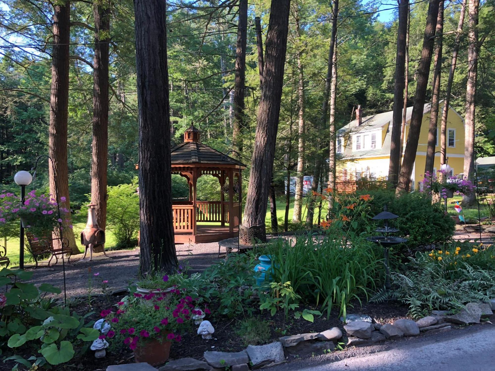 Brookview Manor Inn Canadensis Exterior photo
