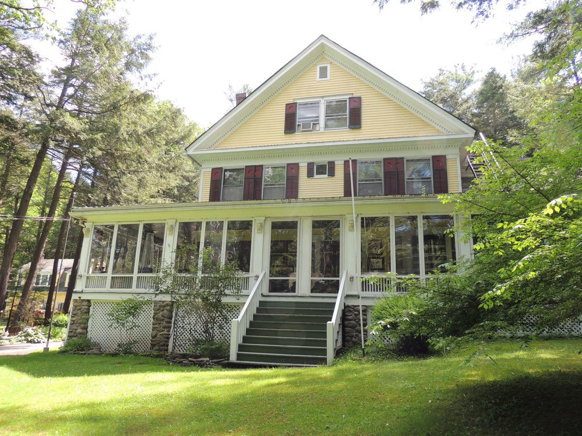 Brookview Manor Inn Canadensis Exterior photo